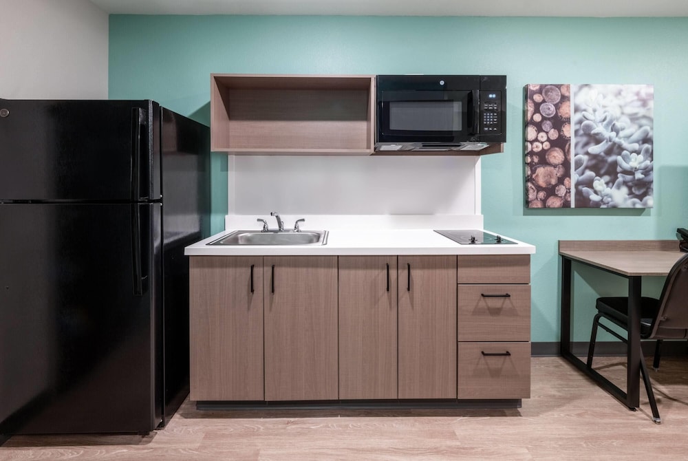 ECHO Suites Extended Stay by Wyndham Colorado Springs Airpt 46/55