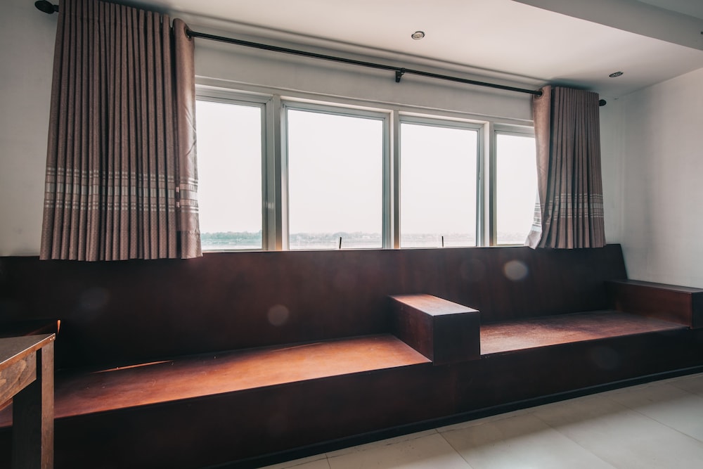 V Hotel 40/51