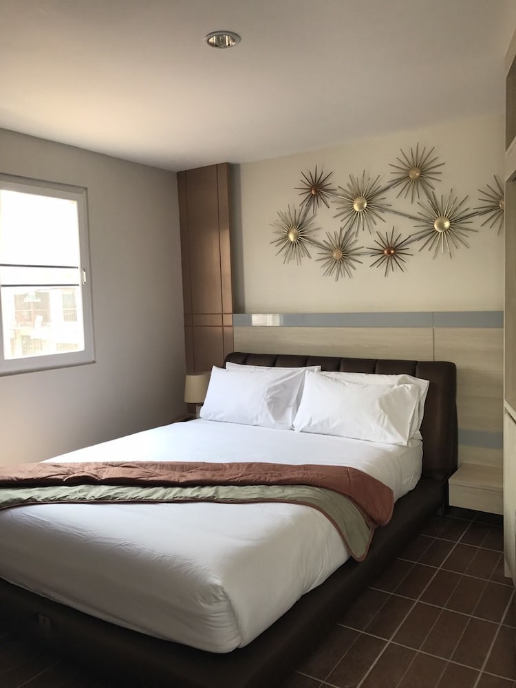 EXCLUSIVE, QUEEN BED