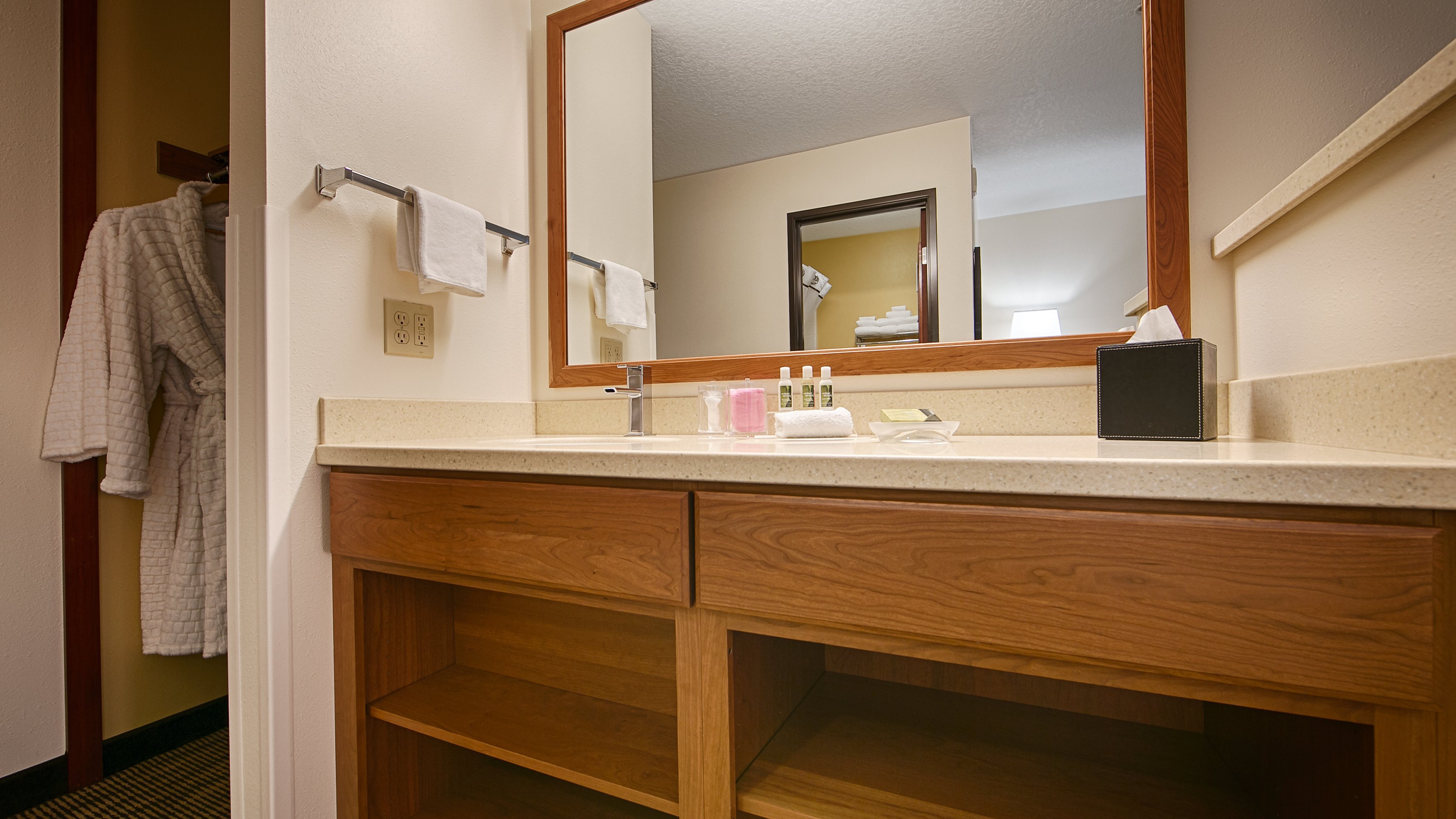 Best Western Plus Park Place Inn & Suites 75/76