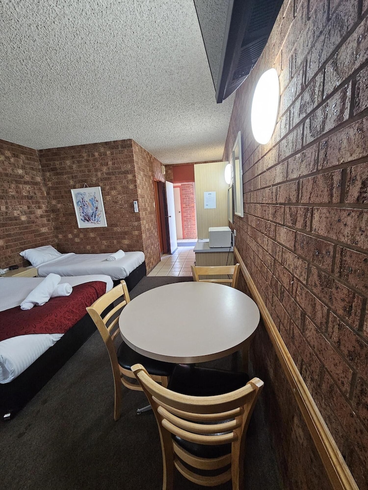 غرفة عائلية بسرير كوين وسريرين منفصلين، Courtyard Motor Inn 4/4