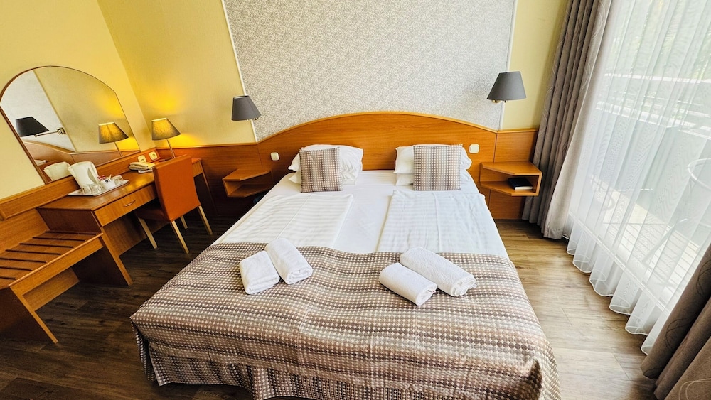 Deluxe, Queen Bed, Balcony