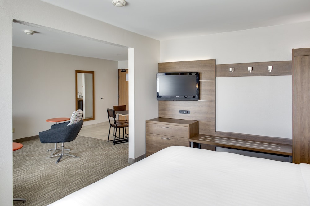 Holiday Inn Express Suites Chickasha 12/35