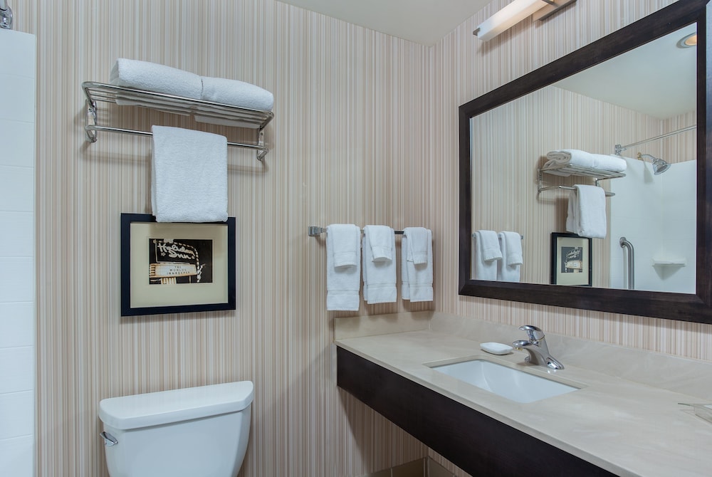 Holiday Inn Louisville Airport - Fair/Expo 26/57