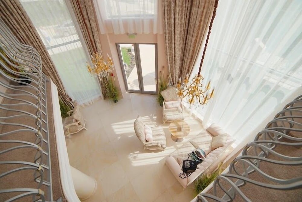Harmony Suites 10 16/42