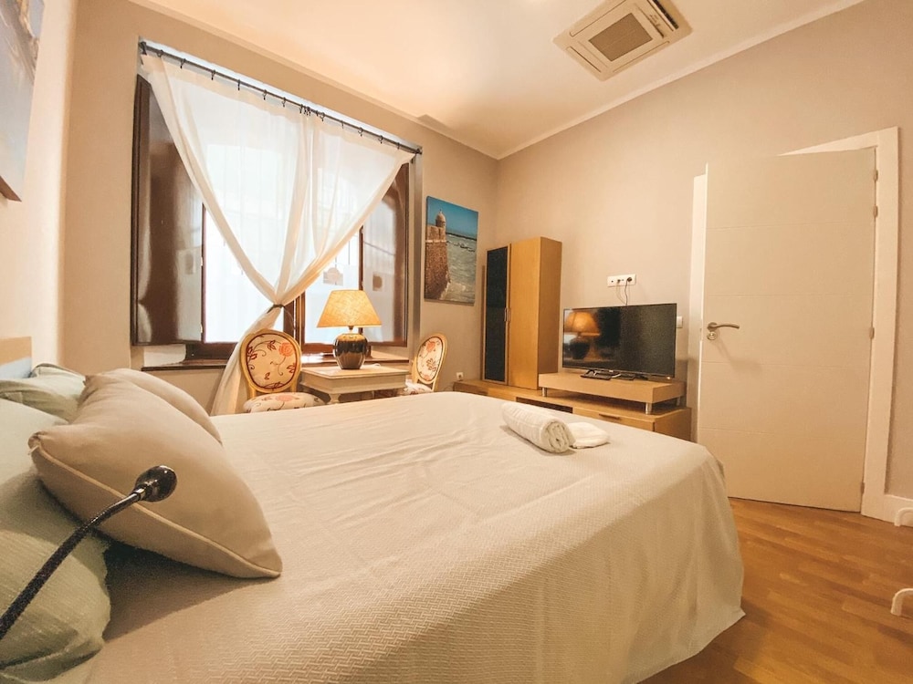 Apodaca Rooms 5/33