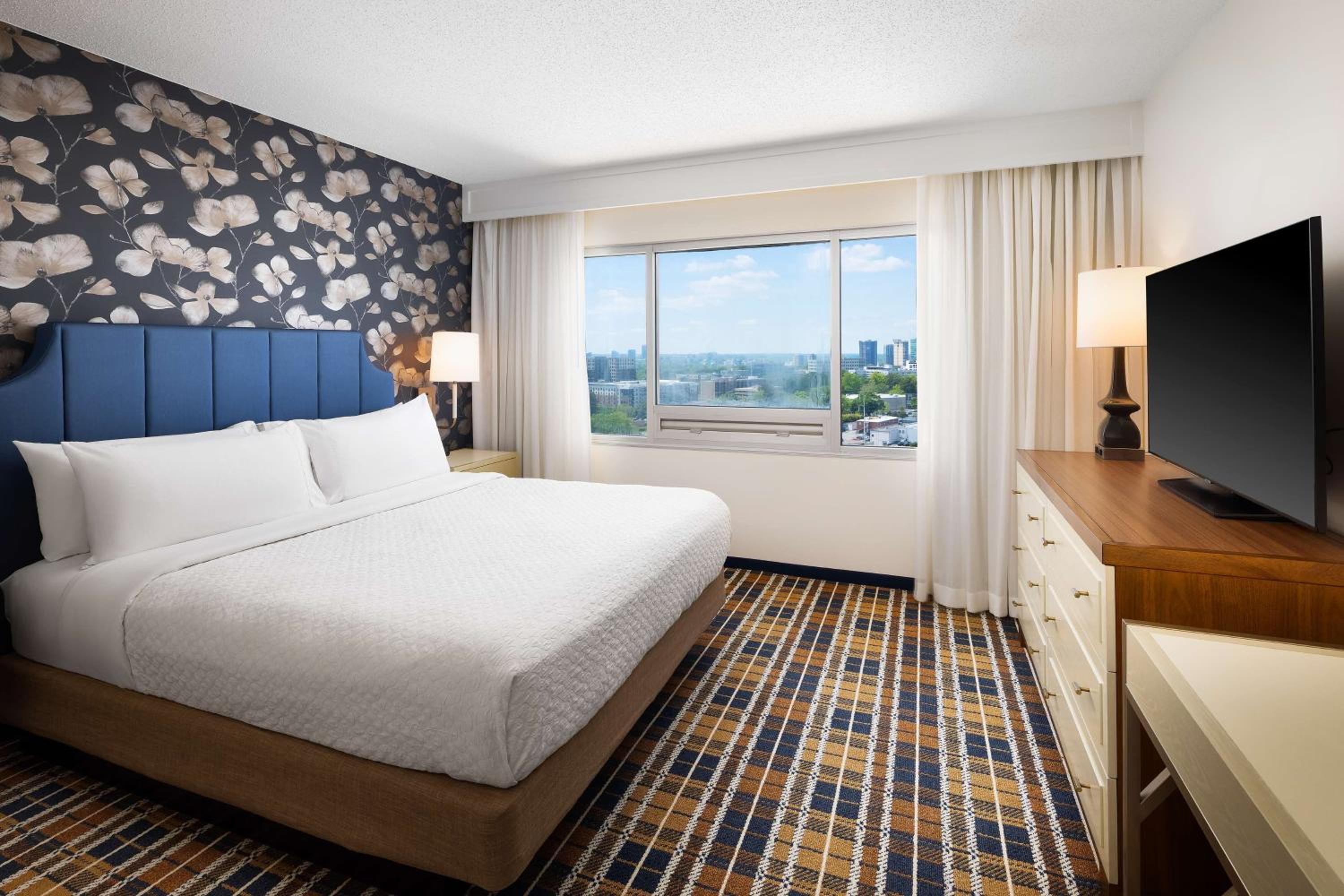 Suite, King Bed, City View, Sofa