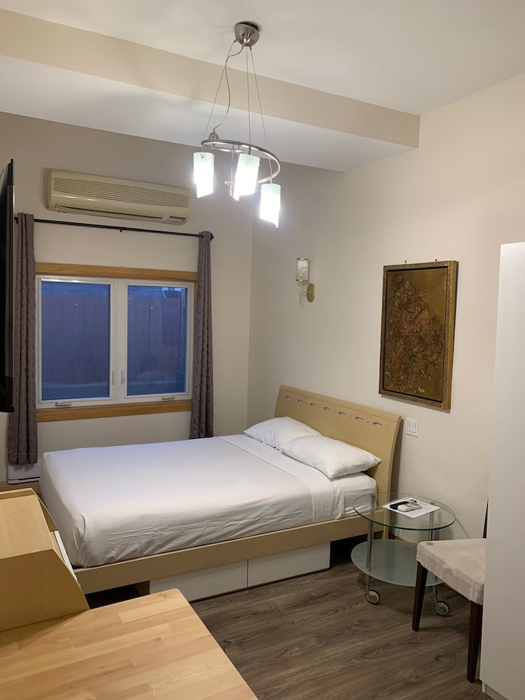 SUPERIOR, QUEEN BED
