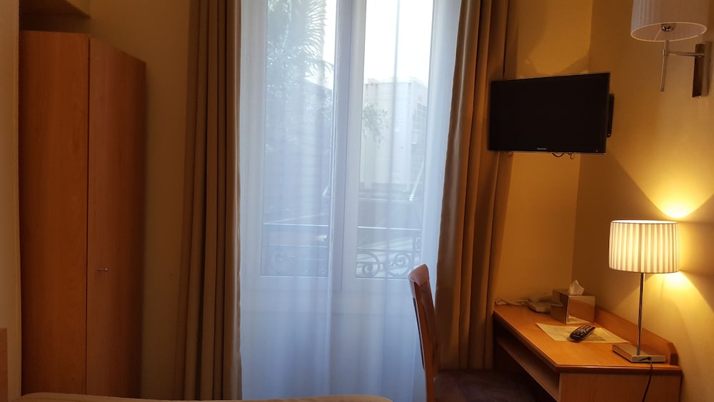 Hotel Saint Cyr Etoile 32/65