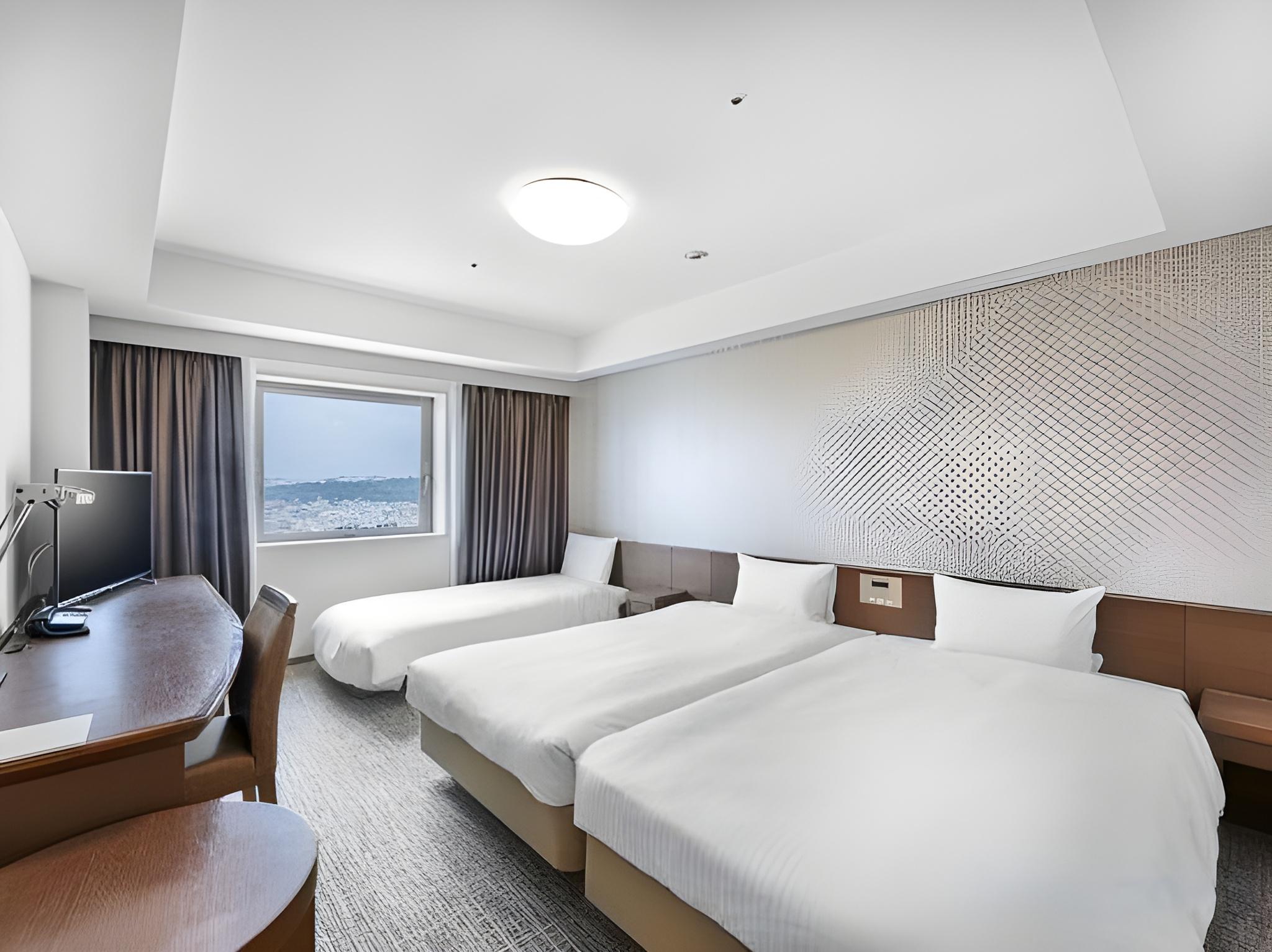 Hollywood, Triple, Twin Beds