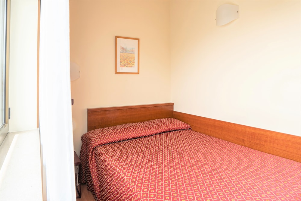 ROOM, SINGLE