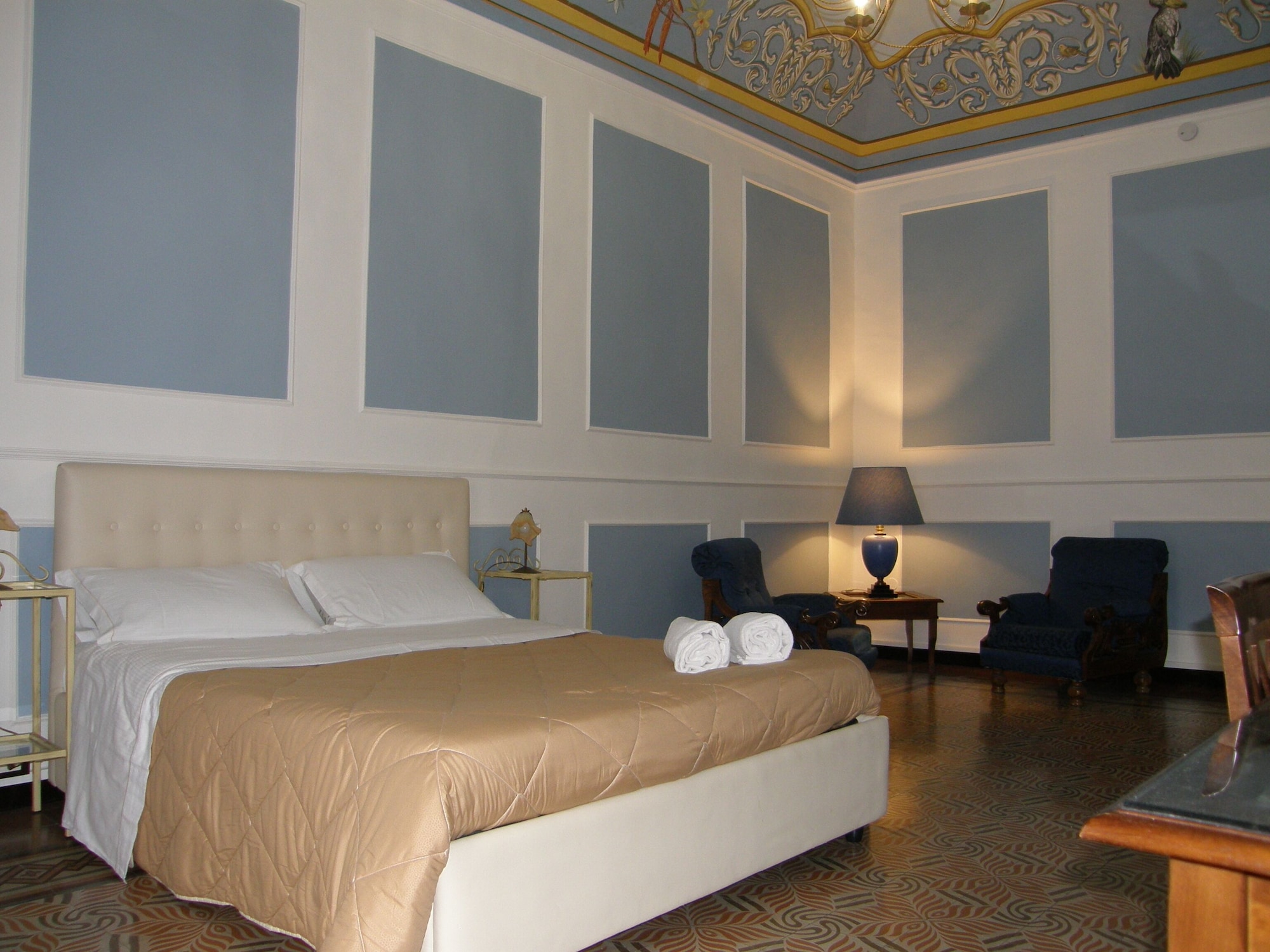 Senior, Suite, 1 Queen and 1 Single Bed, City View