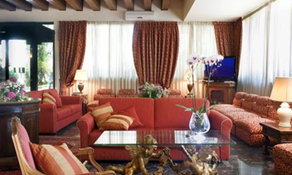 Pinewood Hotel Rome 45/70