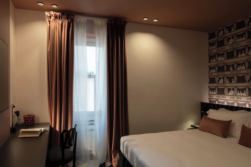 DESIGN, QUEEN BED, COURTYARD AREA