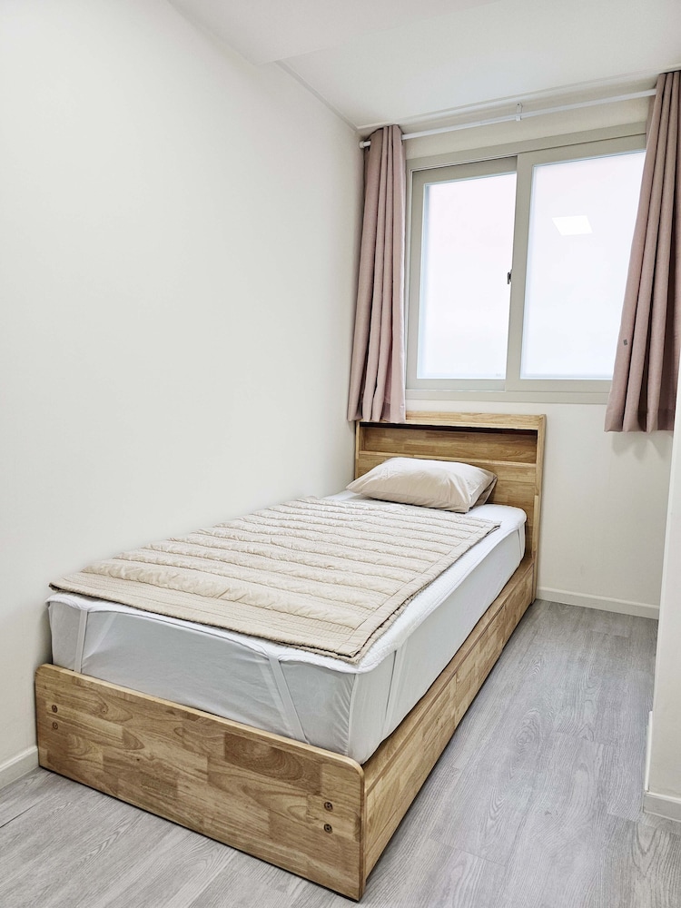 ROOM, TWIN BEDS