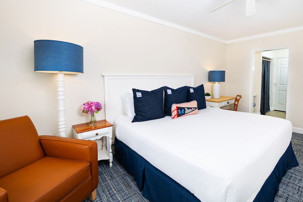 Lodge, King Bed, Straits View, Pet Friendly