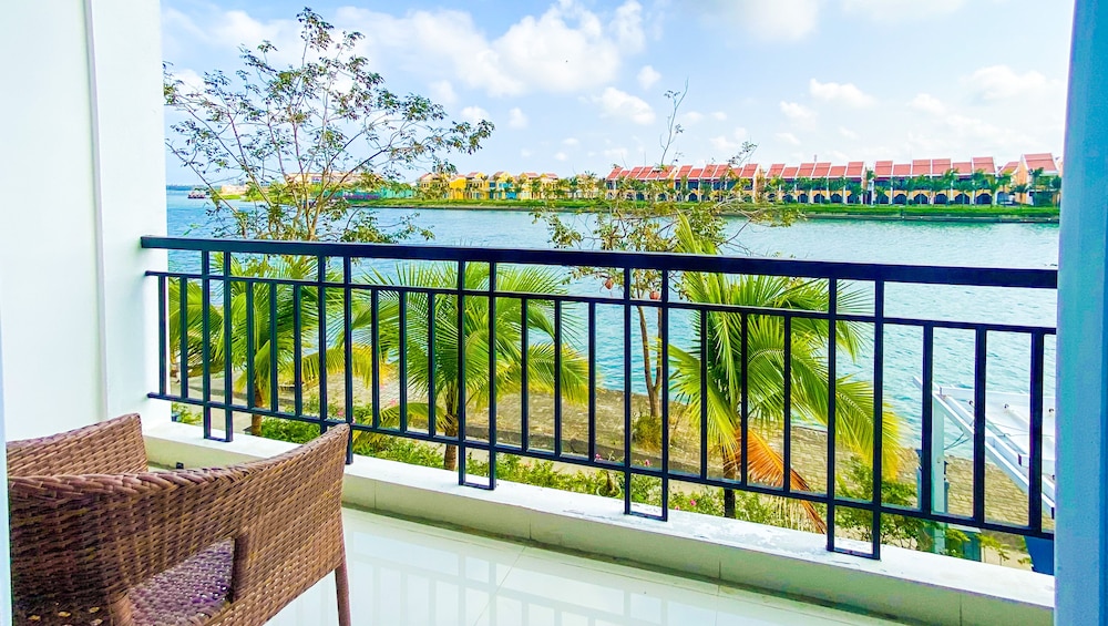 Riverside White House Villa 5/50