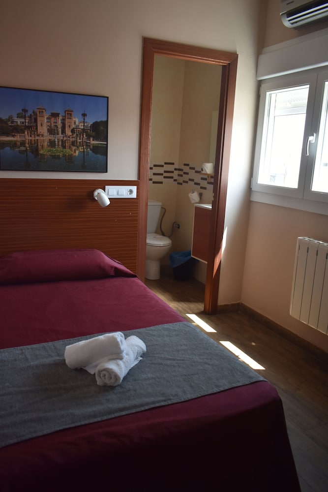 ROOM, SINGLE, EXTERNAL BATHROOM