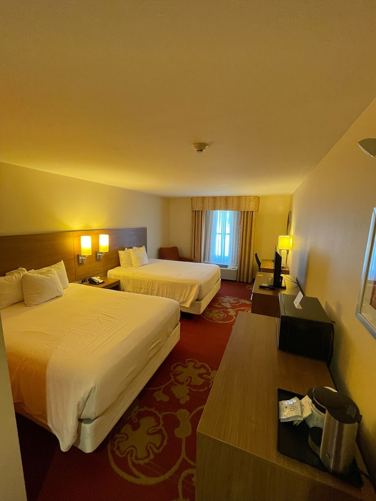 Days Inn And Suites Belmont 8/30