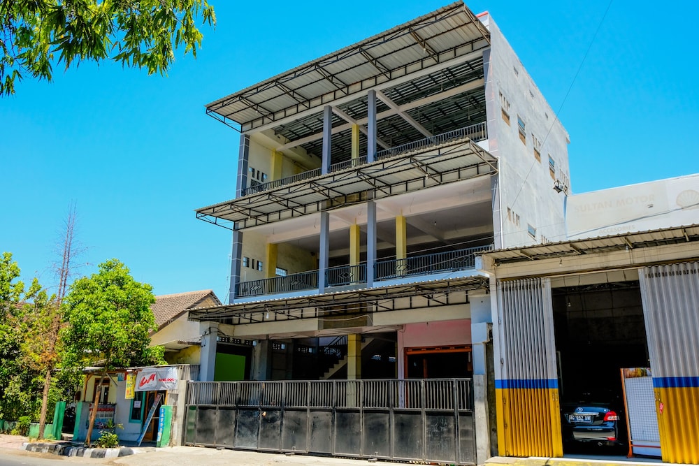 Super OYO 1759 Family Residence 3/21