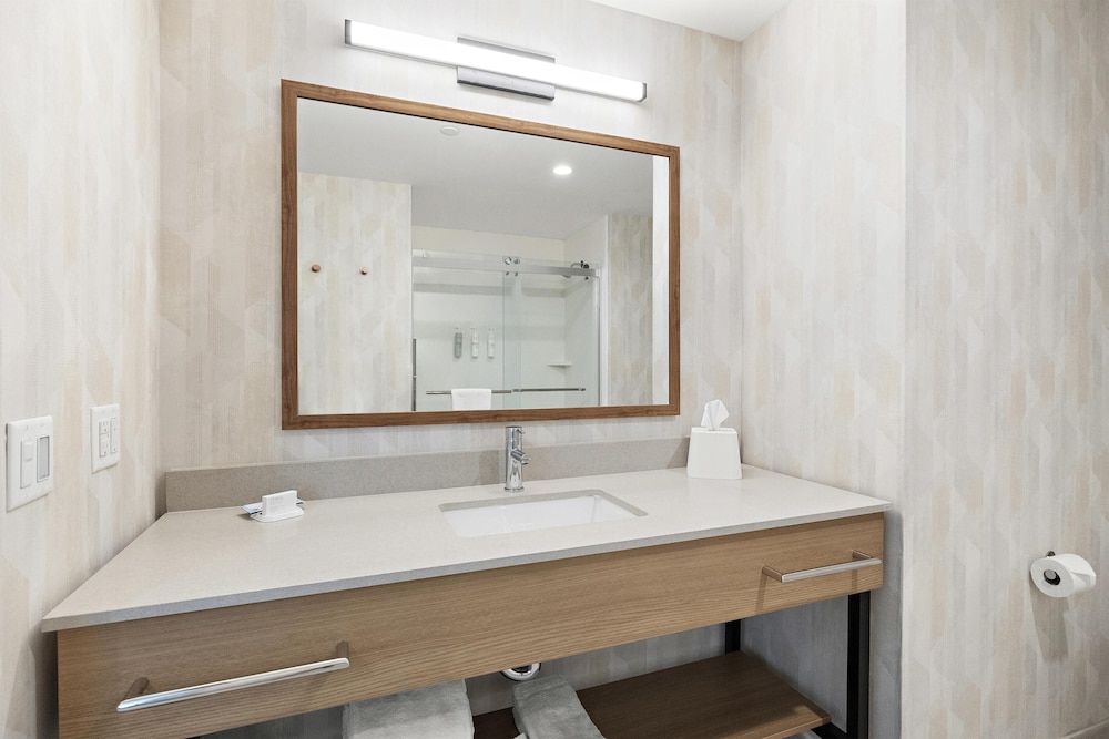 Hampton Inn by Hilton Ontario Airport 36/36