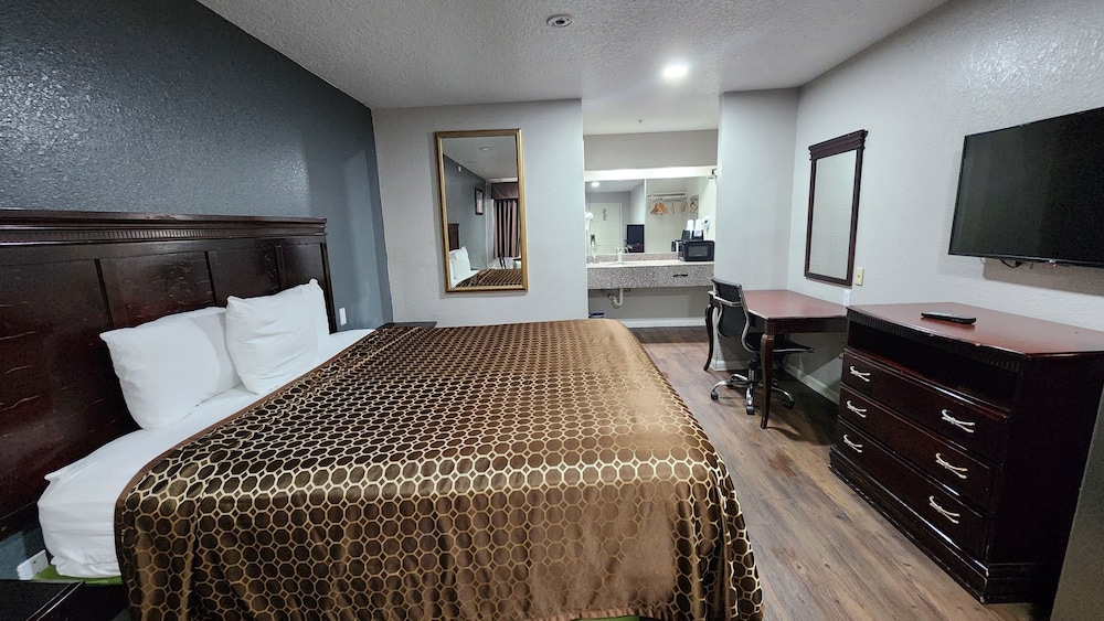 DELUXE, KING BED