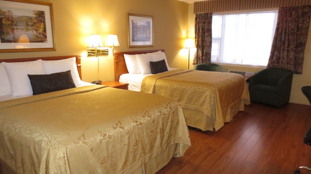 Super 8 by Wyndham Gananoque - Country Squire Resort 27/88