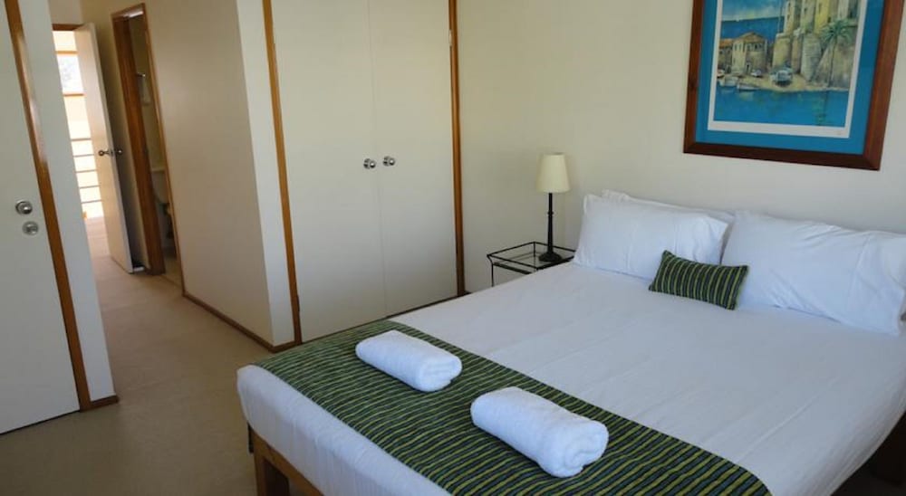 NOOSA ENTRANCE WATERFRONT RESORT 24/80