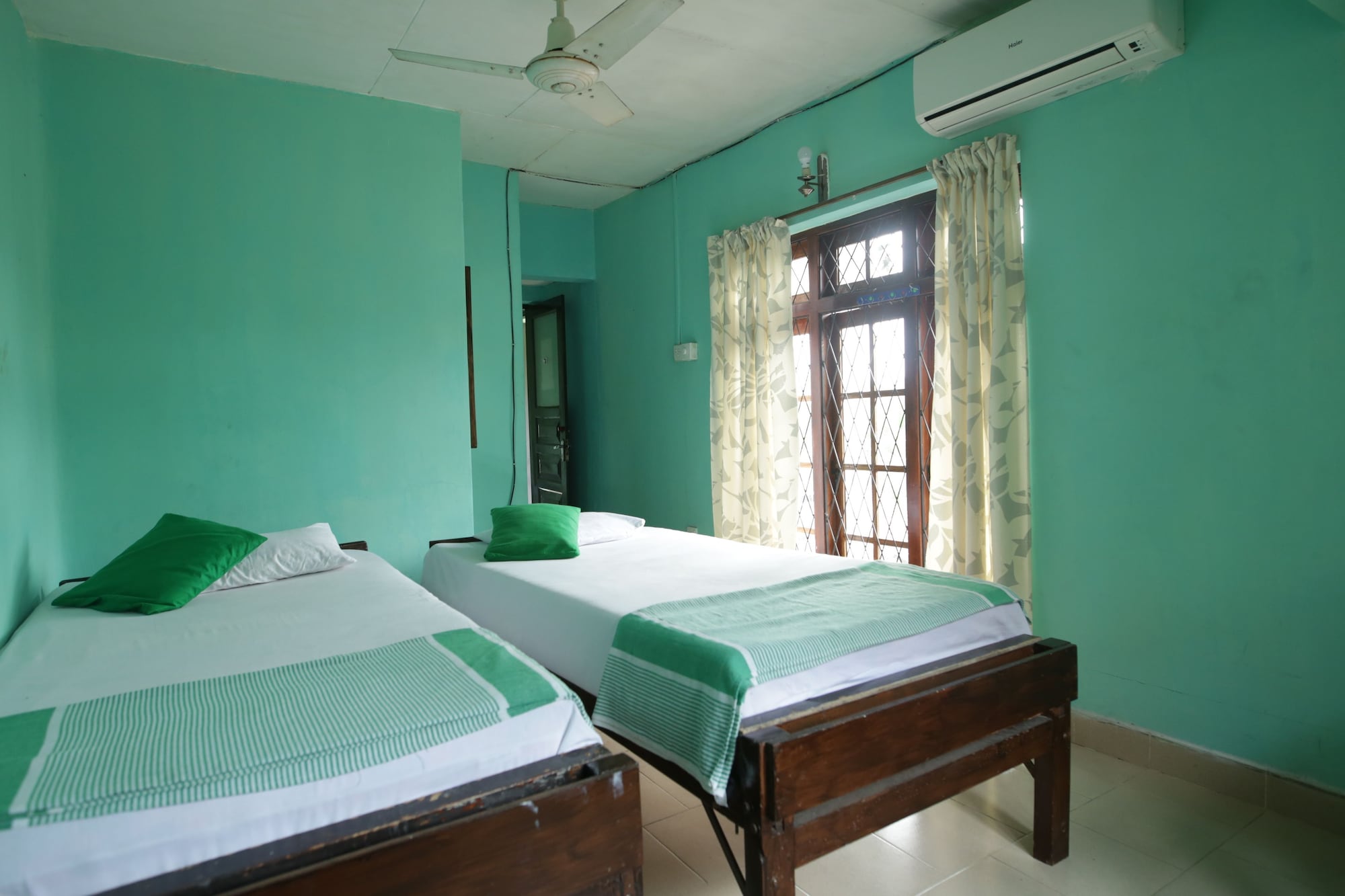 STANDARD, TWIN BEDS, PRIVATE BATHROOM