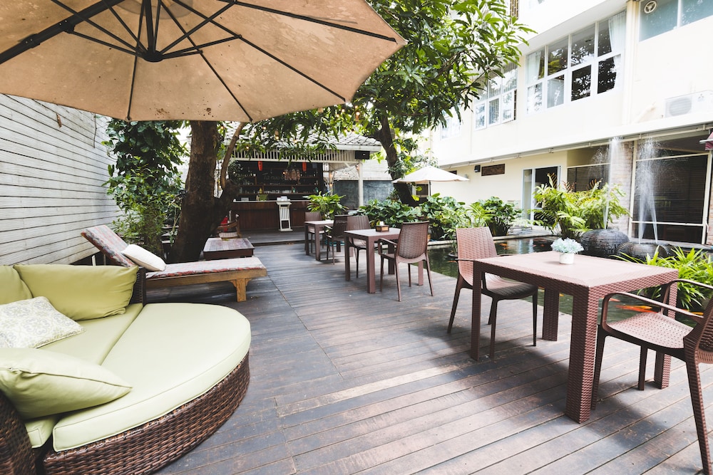 Issara By D Hostel 78/93