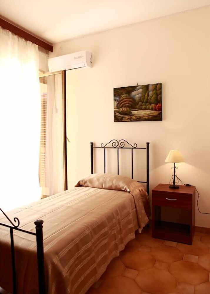 ROOM, SINGLE