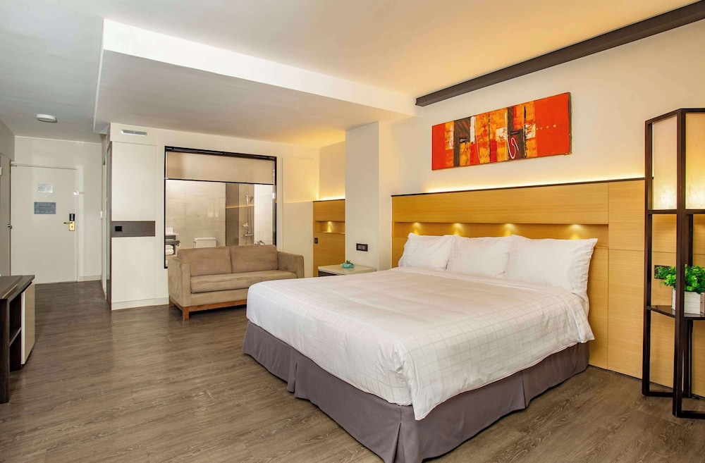 Bayview Hotel Guam 13/50