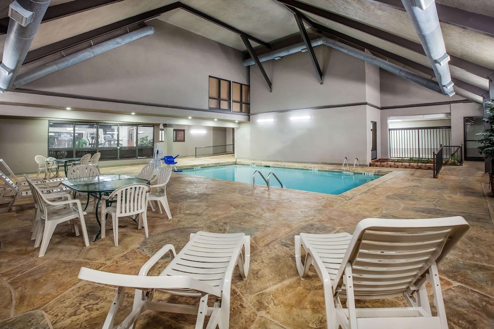 Days Inn & Suites by Wyndham Tyler 13/22