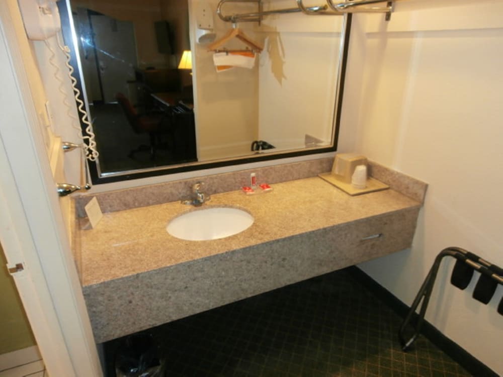غرفة مفردة بسرير كينج مع أريكة للمدخنين، Econo Lodge Aiken Central 3/3