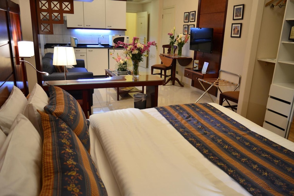 Comfort Hotel Suites 14/48