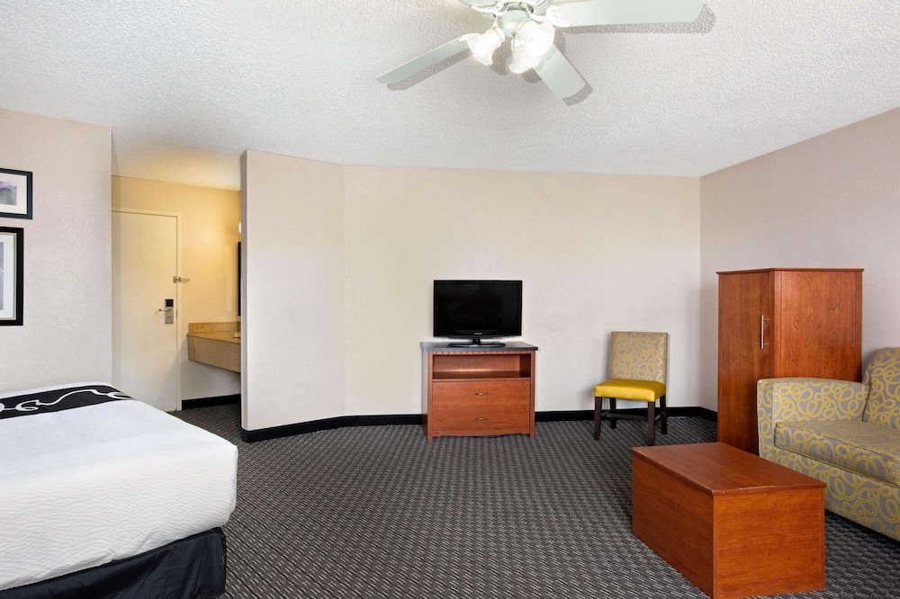 La Quinta Inn & Suites by Wyndham Miami Airport East 39/52