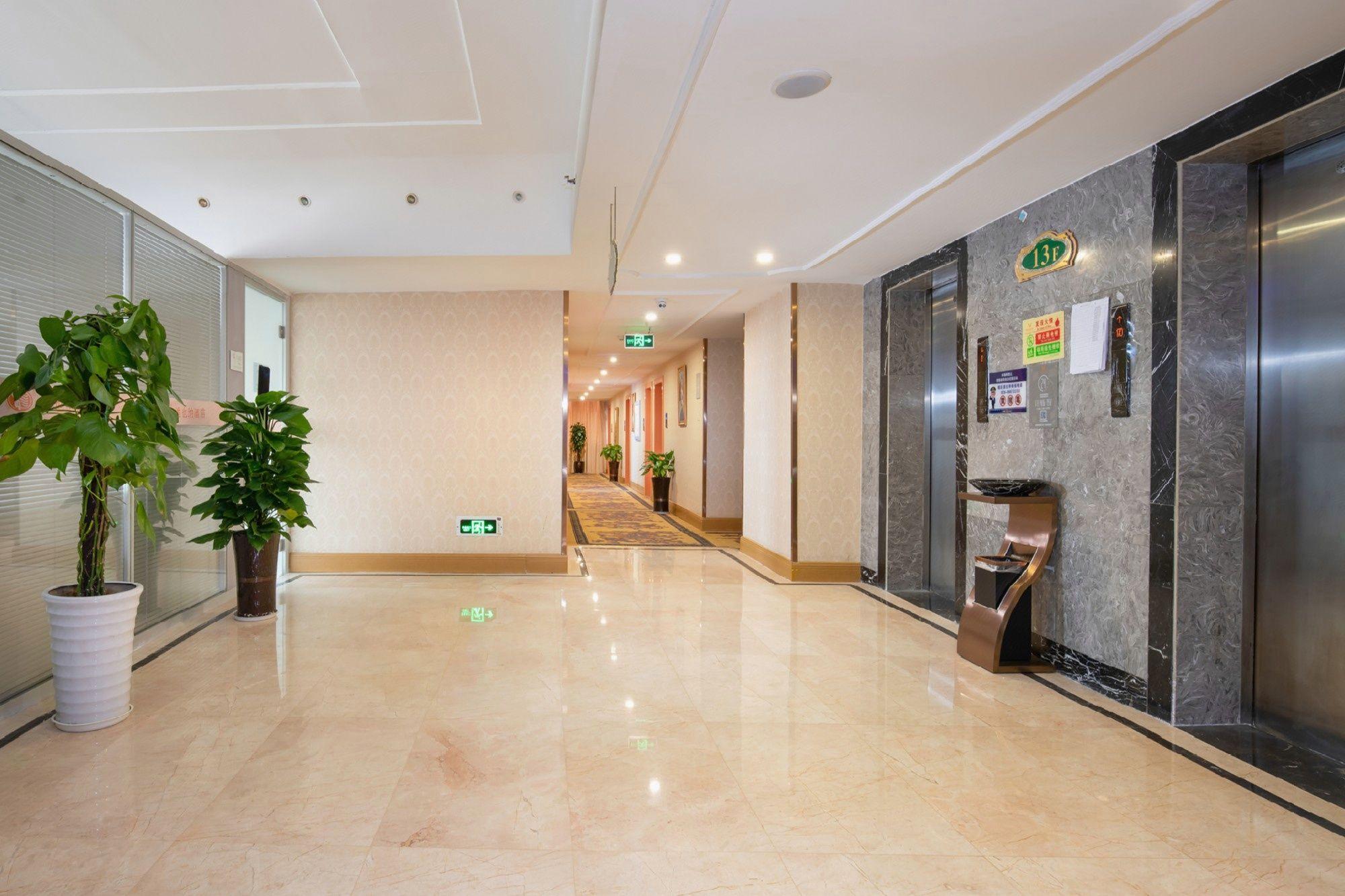 Vienna Hotel (Chengdu Chunxi Road Tianfu Square Metro Station) 14/33
