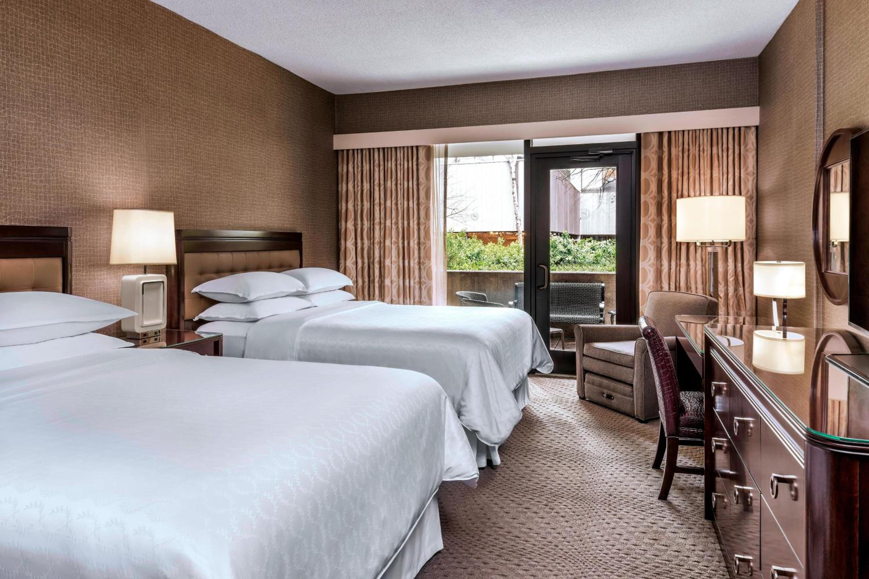 غرفة سوبيريور بسرير كينج وسريرين كوين بإطلالة على الحديقة، SHERATON CENTRE TORONTO 2/4