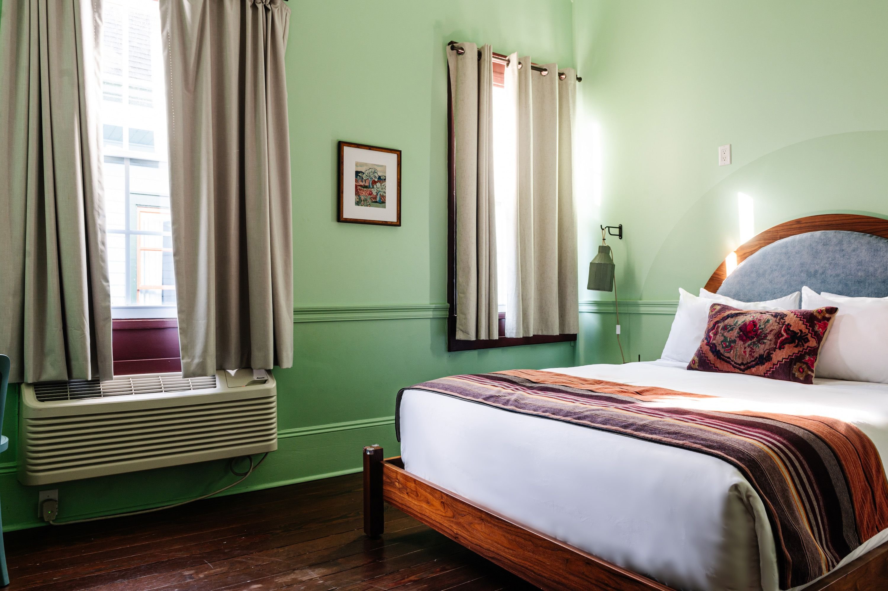 ROOM, QUEEN BED
