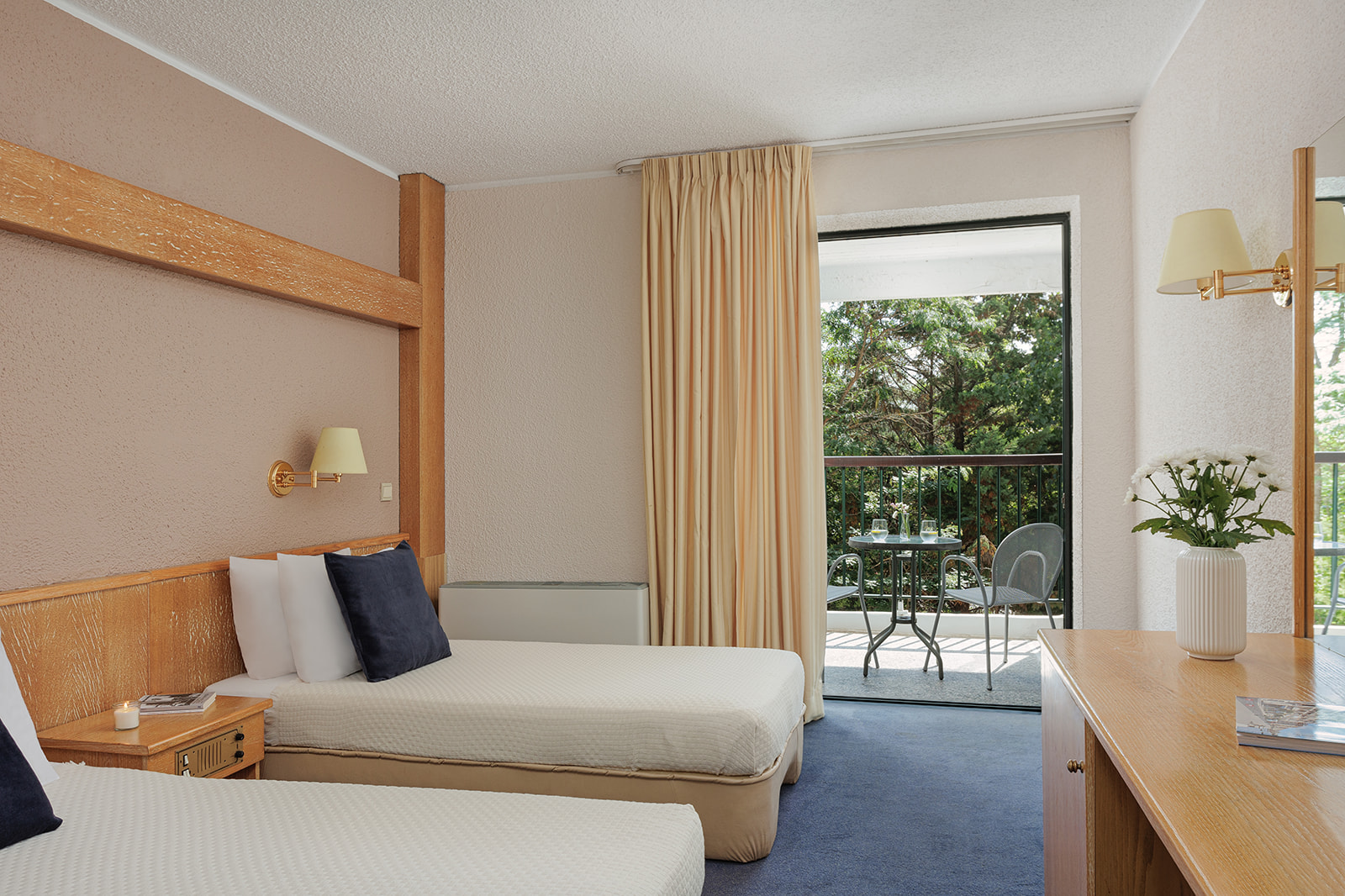 CLASSIC, TWIN BEDS, CITY VIEW