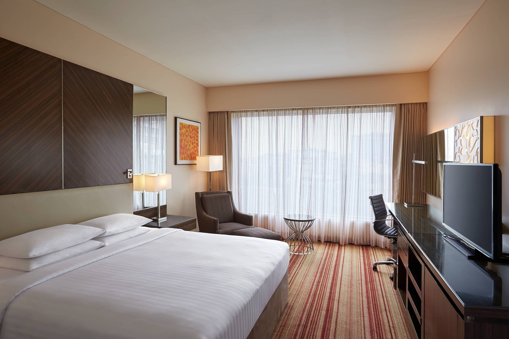 DELUXE, KING BED