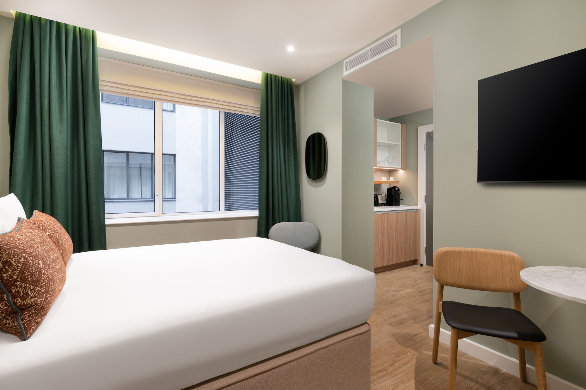 ROOM, DOUBLE BED