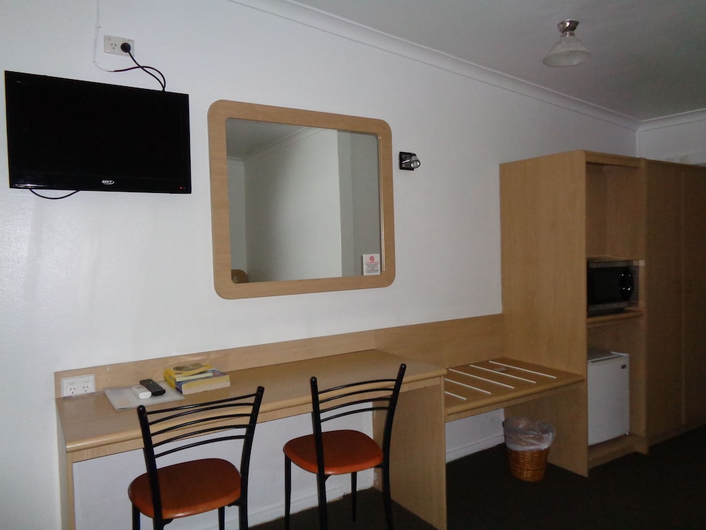 Parkway Motel 18/19