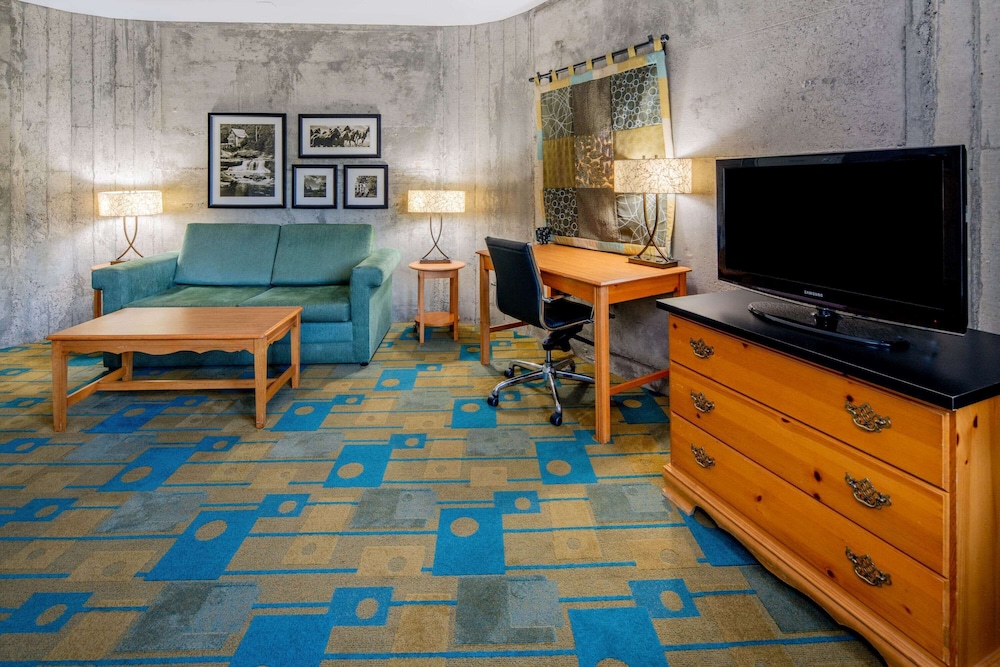 La Quinta Inn & Suites by Wyndham Irvine Spectrum 37/49
