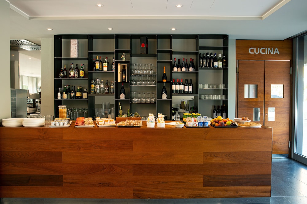 One Hotel & Restaurant 6/50