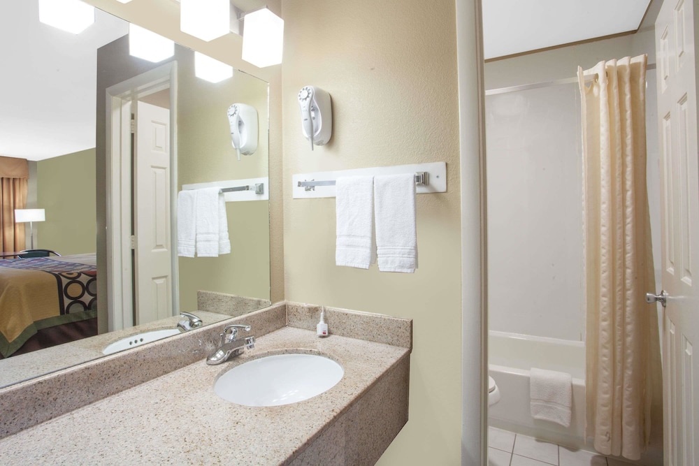 Super 8 by Wyndham Nashville West 15/41