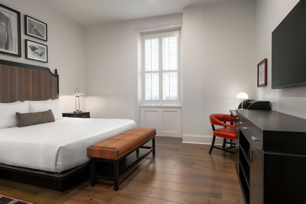 DELUXE, KING BED