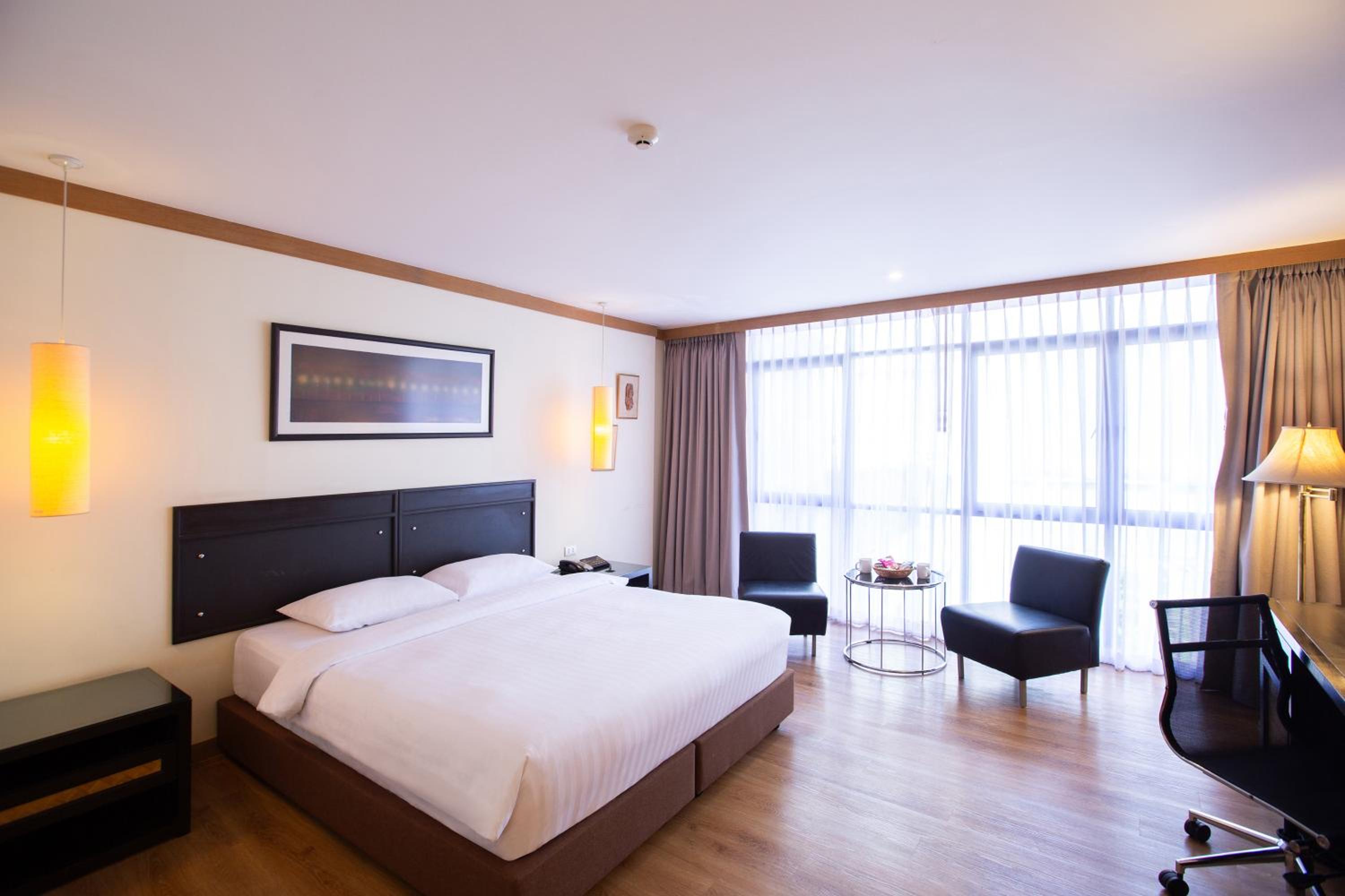 Executive, Double Bed, The Tarntawan Hotel Surawong Bangkok 4/8