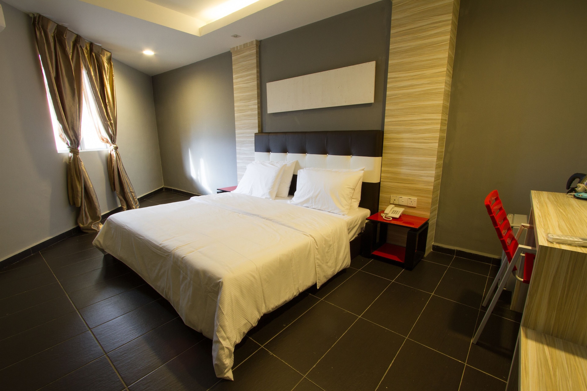 DELUXE, KING BED