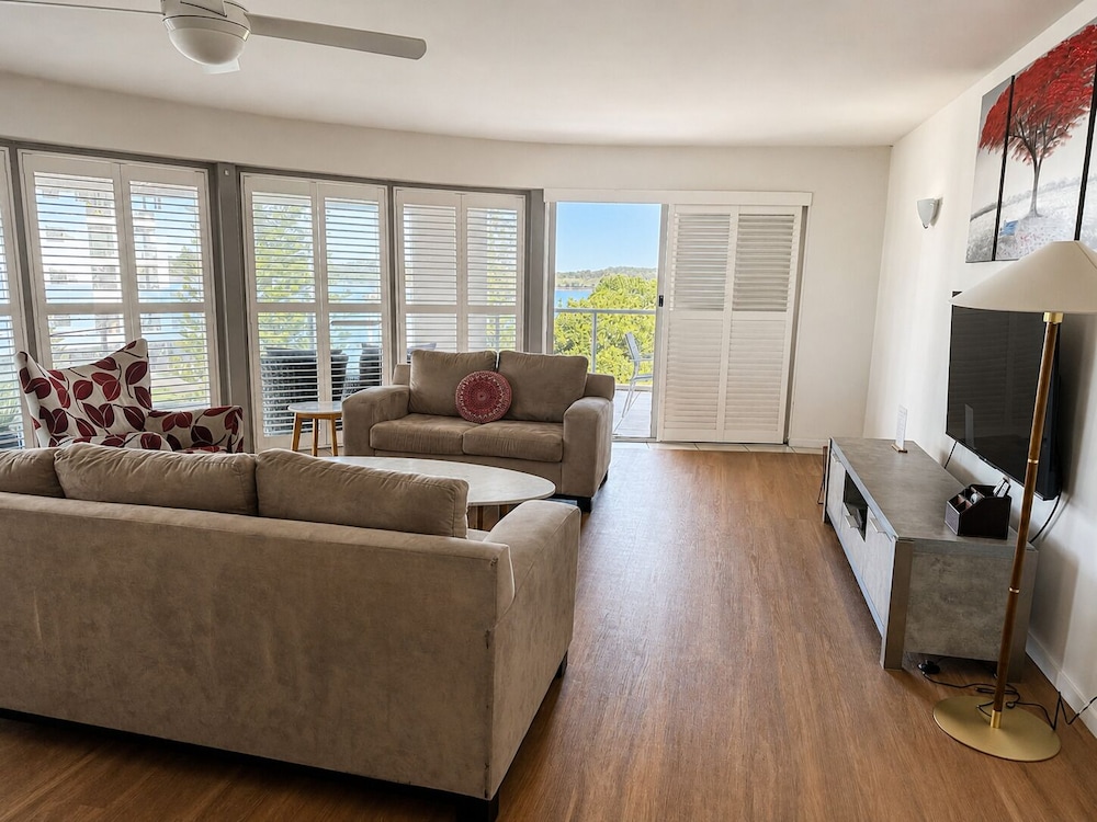 Riverside Holiday Apartments 54/78